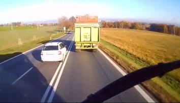 VIDEO: Nebezpečné předjíždění přes plnou čáru. K tragédii chybělo málo