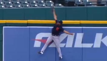 Borec na konec! Baseballista chytil míček úžasným způsobem