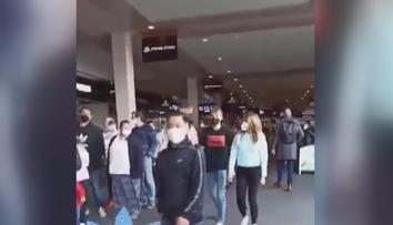 Obří fronty a plné obchody Čechy neodradily, vzali je útokem! VIDEO