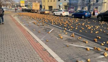 Silnici v Mělníku zasypala cukrová řepa. Nejezdily kvůli ní autobusy