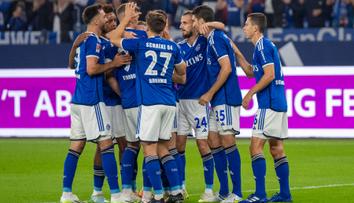 Tradiční duel po 11 letech: Schalke vyhrálo, soupeř dohrával v devíti hráčích