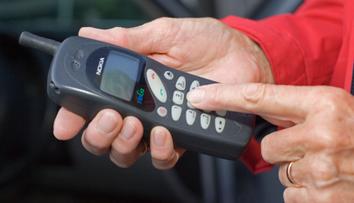 Před 30 lety dostali Češi první mobilní síť. Z tehdejších cen mobilů vám spadne brada