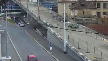 Řidiči si zkracují cestu podchodem, chodci nemají kam uhnout