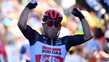 Spurterskou etapu vyhrál Australan Ewan, Sagan jde do zeleného trikotu