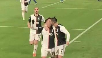 Co to bylo? Svět řeší polibek Ronalda s Dybalou! Ale jak je to doopravdy?
