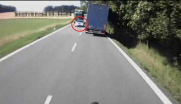 Agresivní řidič ohrozil auta v protisměru, kamioňáci to zachránili
