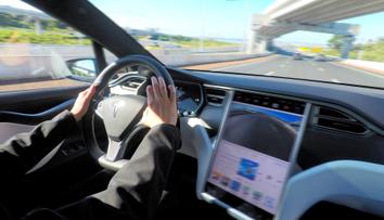 Přelomový rozsudek pro vozy Tesla. Řidič dostal pokutu za ovládání stěračů
