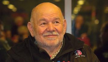 Sbohem, Monsieur Dakar. Lidé se naposledy loučí s Karlem Lopraisem