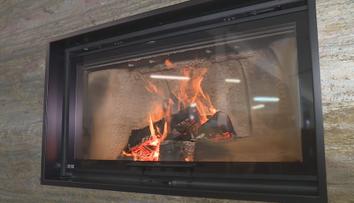 Kvůli cenám energií jdou kamna na dračku. Výrobci jsou zavalení na měsíce dopředu