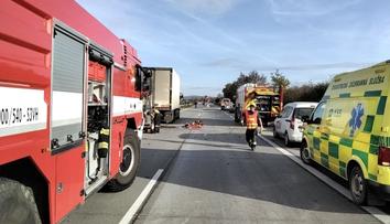Chodce na dálnici srazil kamion. Smrti unikl jen o vlásek