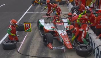 VIDEO: Šílený moment v IndyCar. Závodník v boxech srazil čtyři mechaniky
