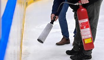 Problémy s ledem v extralize? Odpověď není jasná. Můžou za to mantinely i rolba