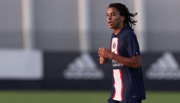 Jde ve stopách slavného bratra. Ethan Mbappé si odbyl premiéru v PSG
