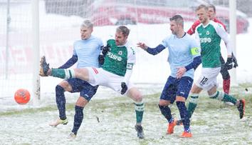 To je soudržnost! Fotbalisté Jablonce zachraňují pažit na stadionu