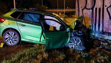 Vážná nehoda v Praze! Zničené auto přivolalo zraněnému řidiči pomoc