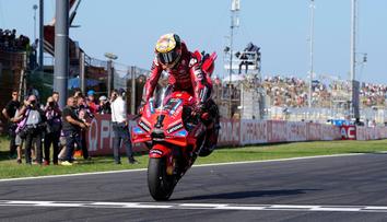 Martín chyboval a litoval. Sprint MotoGP v Misanu vyhrál domácí jezdec