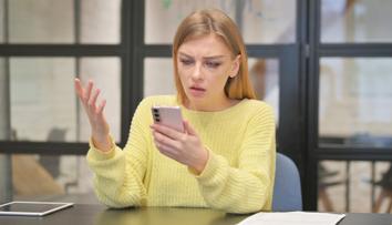 Bankovní aplikace přestávají fungovat na starších mobilech. Lidé jsou naštvaní