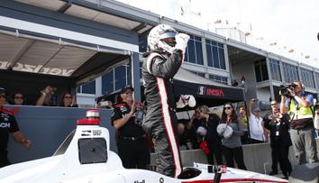 Loňský vítěz Newgarden odstartuje první. Piloty čeká závod na mokru