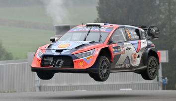Ogierovi vzala triumf nehoda, Středoevropskou rally vyhrál Tänak