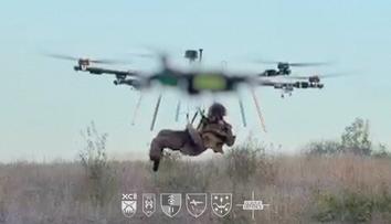 Ukrajina předvedla evakuační dron. Přepravil zraněného vojáka z fronty do bezpečí