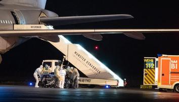 Mladá žena porodila na toaletě v letadle, miminko pak našli mezi odpadky