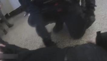VIDEO: Autentické záběry ze zadržení mladíka, který přišel do školy se zbraní