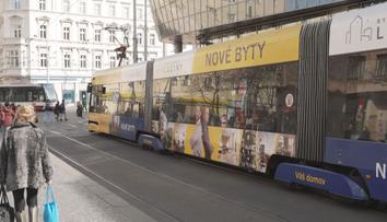 Lidem vadí polepené autobusy a tramvaje. Reklamy jim překáží ve výhledu