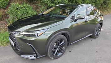 Hybrid, co pohladí, smíchá emoce a naučí vás jezdit s rozvahou. Test Lexus NX 350h