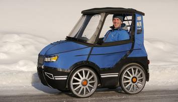 Jízda v suchu. Švéd pod plachtou připravil auto i kolo v jednom