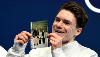 Silný moment na OH. Krasobruslař ukázal fotografii tragicky zesnulých rodičů