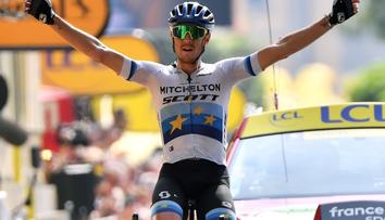 Trentin ujel všem a slaví. Ve žlutém zůstal Francouz Alaphilippe