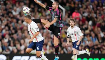 Bonucci se toho nebál. Skluzem seslal k zemi hvězdu ženského fotbalu