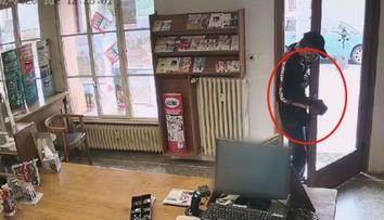 Pátrání po lupiči! Nejdřív přepadl obchod, pak se vrátil vyleštit kliku