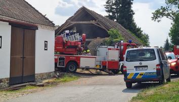 Náklaďák se na Rokycansku proboural do stodoly. Řidič na místě zemřel