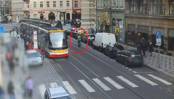 Po jointu se na jednokolce řítil pod tramvaj, strážník ho chytil z okna auta