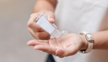 Lihovarník vyráběl a rozdával dezinfekci potřebným. Celníci mu to zatrhli