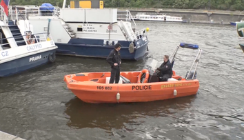 Britský turista skočil z lodi do Vltavy. Policie po něm už několik dnů pátrá