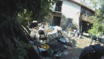 VIDEO: Strážníci našli miminko v ruině v Hradci. Mezi odpadky mělo i postýlku