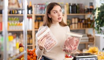V supermarketu odhalili závadné zboží. Inspekce varuje před párky i salámem