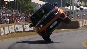 Neuvěřitelná jízda. Range Rover si dojel pro rekord na dvou kolech