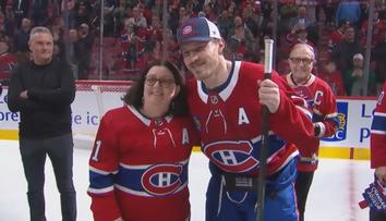 Hvězdě NHL zesnula maminka. Srdečná fanynka hráči vrátila speciální dres