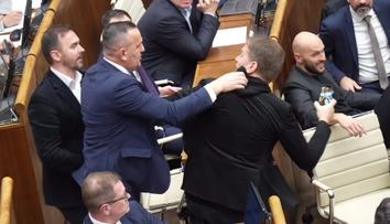 Drama ve slovenském parlamentu. Při schůzi se strhla bitka, vzduchem letěla lahev