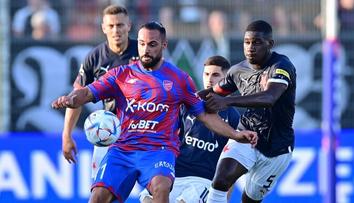 Slavia nepředvedla dobrý výkon, s Rakówem v úvodním duelu prohrála