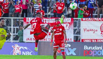 Gól roku v Tanzanii? Fotbalista předvedl úžasnou akrobacii ve vzduchu
