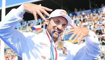 Extravagantní design pro MS. Olympijský vítěz Fuksa má růžové nehty se smajlíky