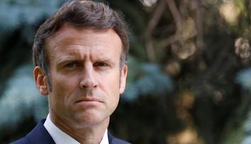 Nedaleko hotelu, ve kterém je ubytován Macron, explodovaly výbušniny