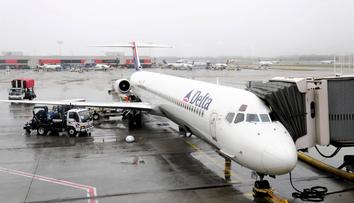 Pták promáčkl za letu čumák airbusu. Ten musel nouzově přistát