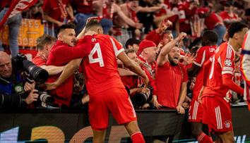 Fanoušci Bayernu ušlapali novináře do bezvědomí. Hrozí jim velký trest