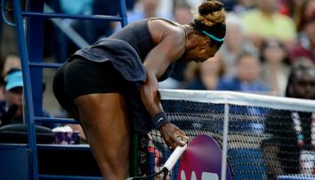 Serena se málem kuriózně zranila! Do sítě vrazila jako tank
