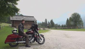 KOŘENÍ: Alpy na motorce